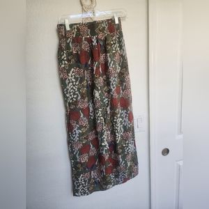 Wide-legged print pants.